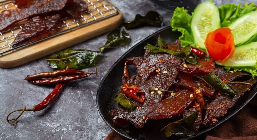 Beef Fried with Tomato Sauce and Steamed Rice